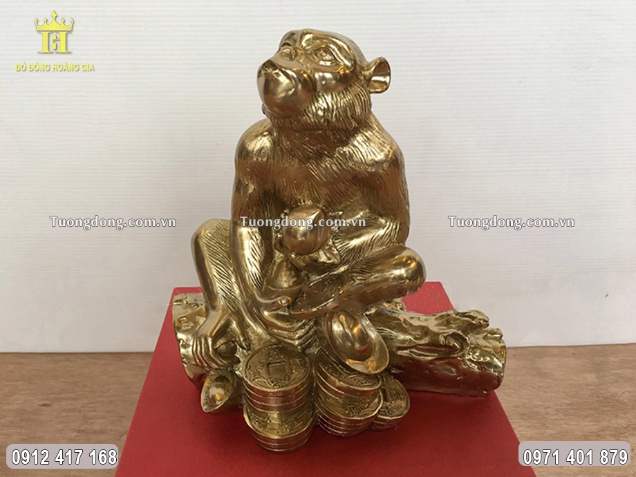 Con khỉ được đúc theo dáng ngồi ôm trái đào